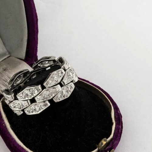 Anello eternity semirigido in platino e diamanti. Epoca anni '20
