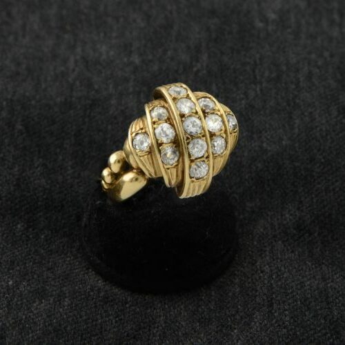 Anello oro a nodo recante diamanti taglio brillante. Epoca anni '40