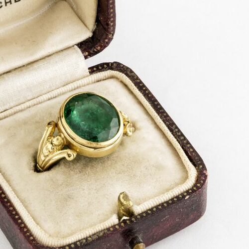 Anello oro recante smeraldo di circa ct. 3. Epoca Vittoriana