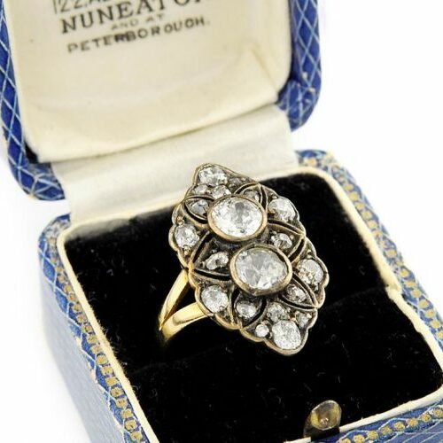 Anello a losanga in oro e argento recante due brillanti di circa ct 1 caduno e diamantini. Epoca Liberty