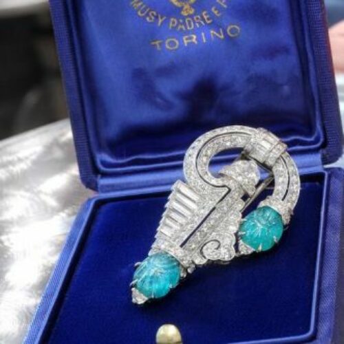 Musy - Torino Spilla in platino recante due smeraldi incisi e brillanti di taglio misto per totali ct. 4 ca Epoca Art Deco