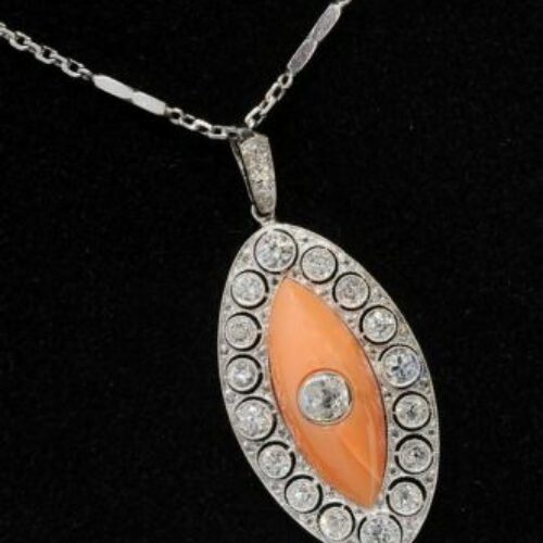 Pendentif in platino recante spoletta in corallo pelle d'angelo e brillanti taglio antico. Epoca inizi '900