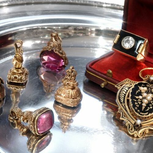 Serie di sigilli in oro rosa e pietre semi preziose. Epoca fine '800