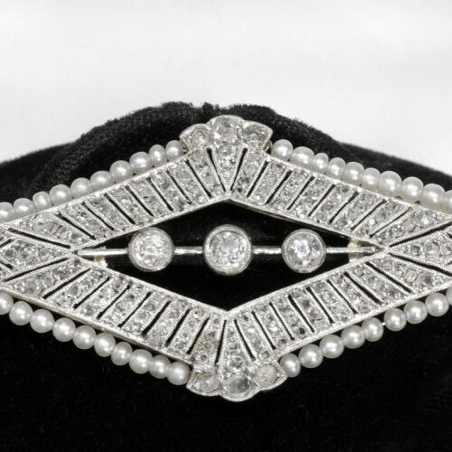 Spilla romboidale in platino recante microperle naturali e brillanti. Epoca Art Deco