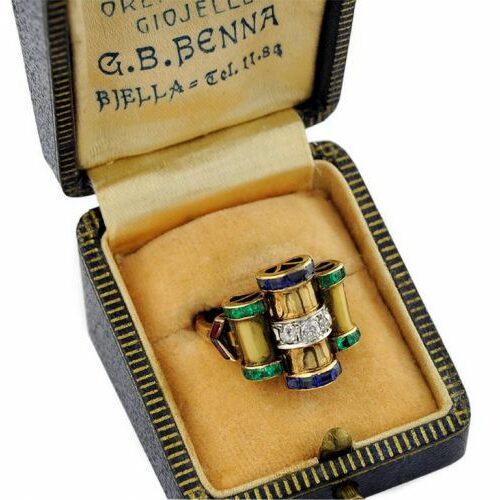 Anello in oro 18 kt. recante zaffiri e smeraldi taglio carrè e una fila di brillanti. Epoca Art Deco