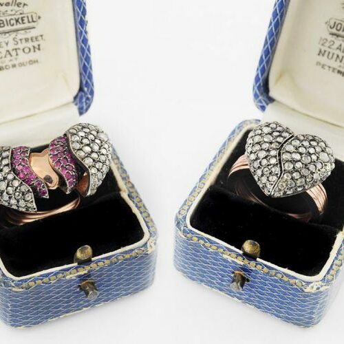 Anello in oro e argento a triplo cuore ( a scomparsa ) recante pavè di diamanti taglio coronet e pavè di rubini. Epoca Georgiana