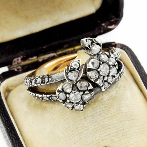 Anello in oro e argento composto da due cuori intrecciati recanti diamanti. Epoca Vittoriana