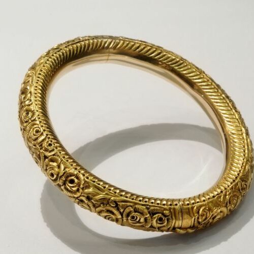 Bracciale in oro 18 kt. cesellato a motivi floreali. Epoca fine '800