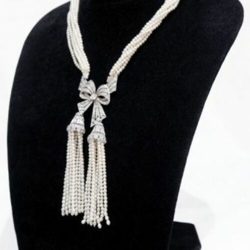 Collana multifili di perline naturali con fermezza a fiocco in platino e brillanti. Epoca fine '800