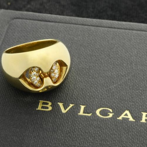 Anello oro giallo e diamanti. Bulgari