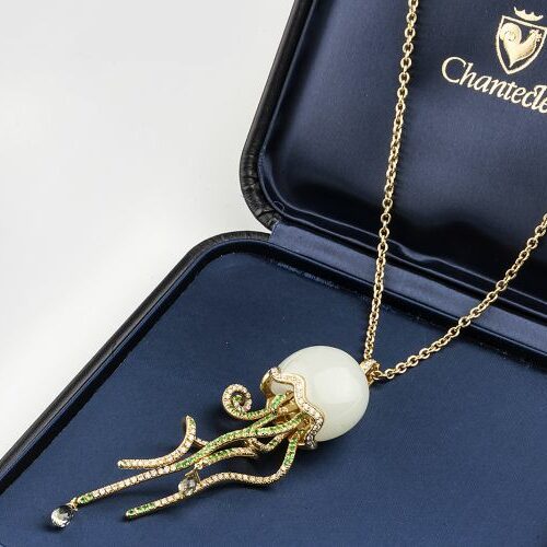 Pendente a medusa in oro , smeraldi, zaffiri , diamanti e acquamarina della serie "Marinelle" misura grande. Chantecler - Capri