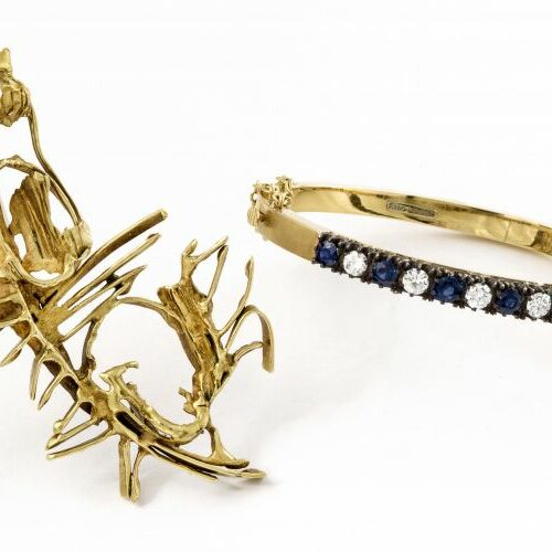 Bracciale rigido in oro recante brillanti e zaffiri. Cirio - Torino - epoca anni'70. Spilla oro giallo astratta. Cirio -Torino - epoca anni '70