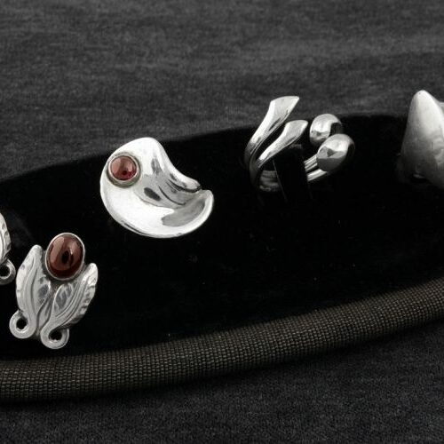Gioielli in argento e granati. G. Jensen