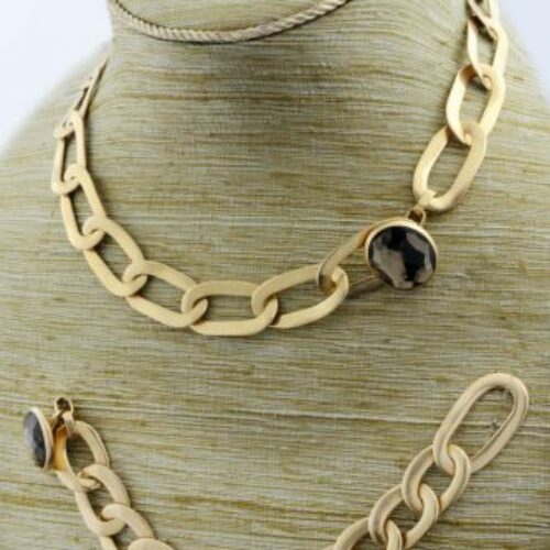 Collana e bracciale in oro rosa satinato recante quarzo fumè della serie "Narciso" di Pomellato