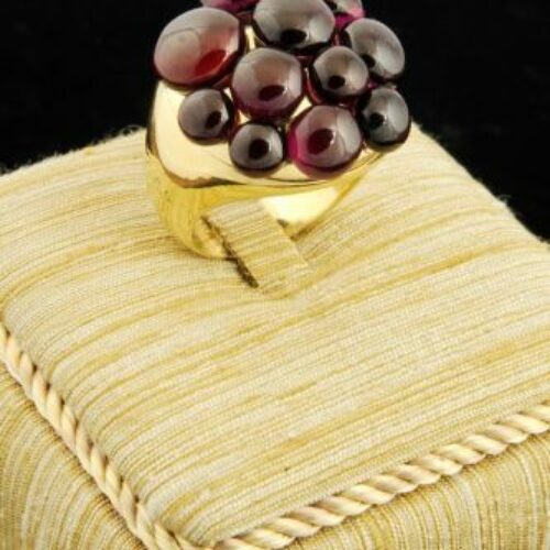 Anello in oro e granati della serie Mora. Pomellato