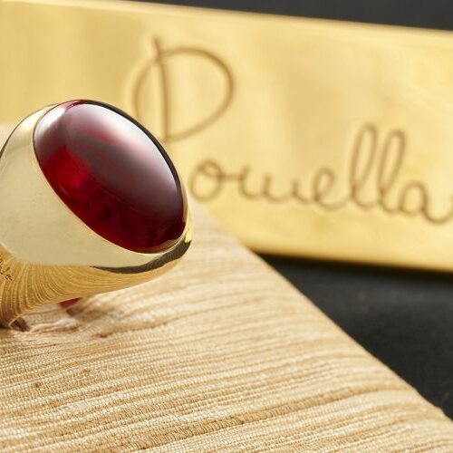 Anello in oro giallo ornato da un importante cabochon di granato - Pomellato