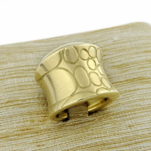 Anello in oro giallo martellato della serie "Cocco". Pomellato