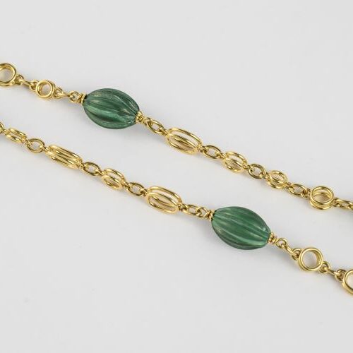 Lunga collana oro 18 kt. intervallata da boulles ovali in malachite. Epoca 1960