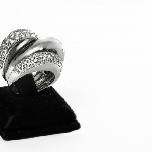 Anello oro bianco 18 kt con brillanti a pavè formato da tre fascioni.