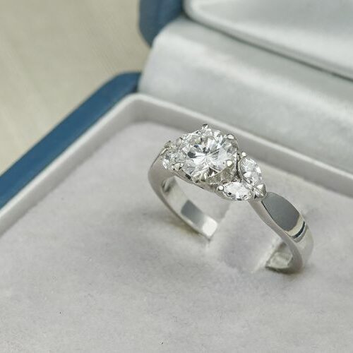 Anello oro bianco con diamante centrale ct. 1 IF e 4 diamanti navette