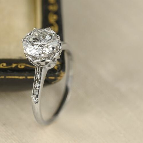 Anello oro bianco con diamante centrale di kt 2,34 e piccoli diamanti sul gambo b