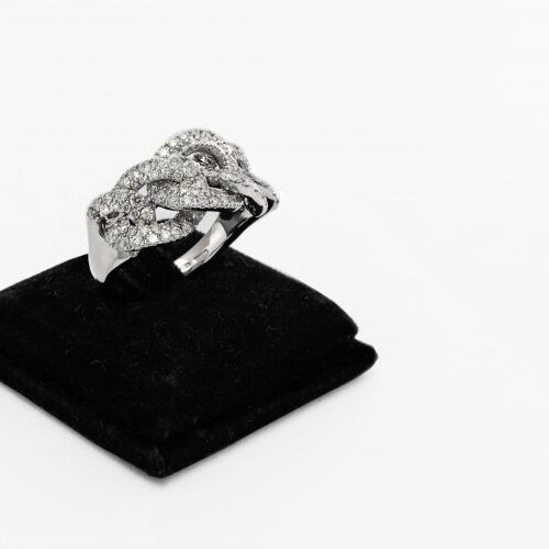 Anello oro bianco con motivo a catena recante brillanti.
