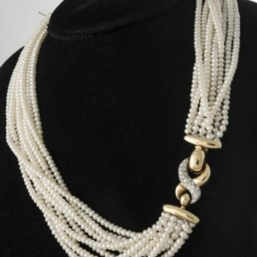 Collana a multifili di microperle recante fermezza in oro giallo e brillanti.