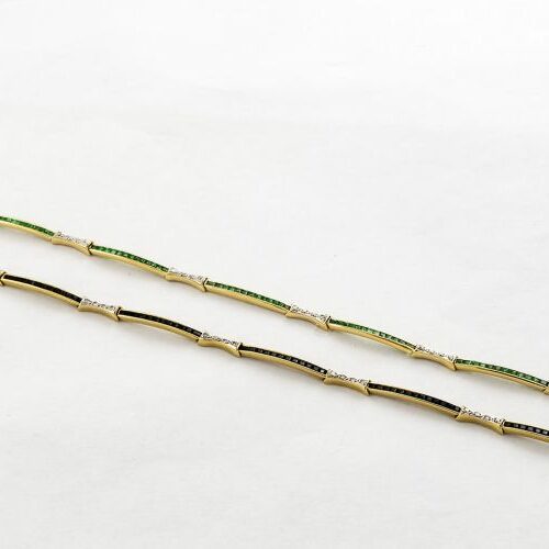 Coppia di bracciali in oro tipo tennis recanti smeraldi, zaffiri e brillantini.