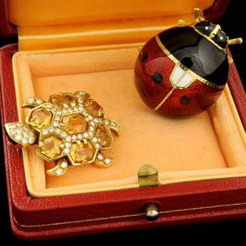 Fasano - Torino Spilla a tartaruga in oro 18 kt. recante topazi e brillanti. Spilla a coccinella in oro 18 kt. e smalti policromi.