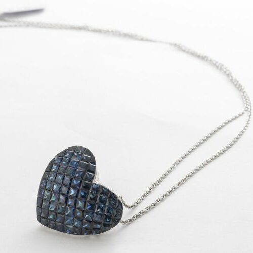 Girocollo in oro bianco 18 kt. recante un cuore con zaffiri taglio mistère per totali ct. 8 ca.