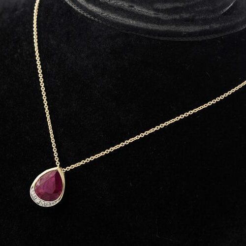 Girocollo in oro recante rubellite naturale taglio a goccia di ct. 6 ca. e piccoli diamanti.