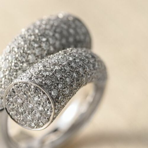 Anello contrariée in oro bianco a pavè di diamanti carati totali 4 ca.