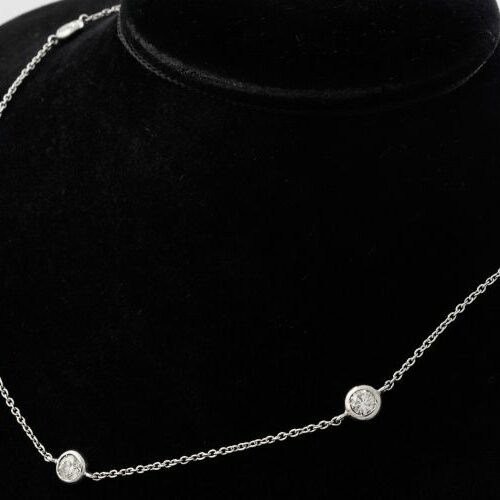 Girocollo tipo Chanel in oro bianco e diamanti ct. 3,5 ca. totali.