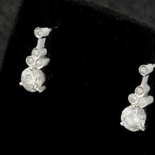 Orecchini oro bianco a monachina diamanti taglio brillante ct. 0,80 caduno.