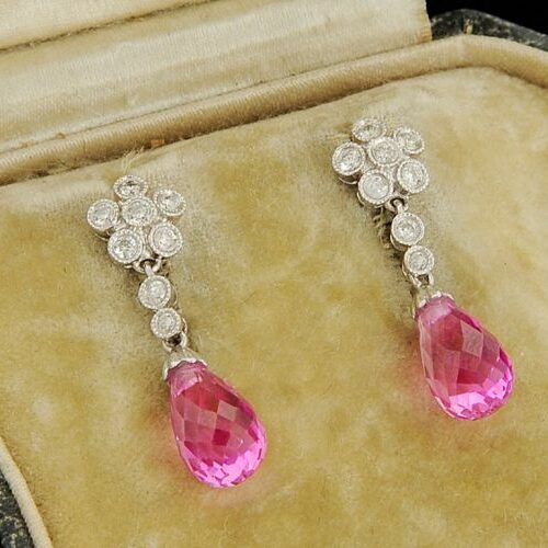 Orecchini pendenti in oro bianco recanti tormaline rosa a goccia e brillantini.