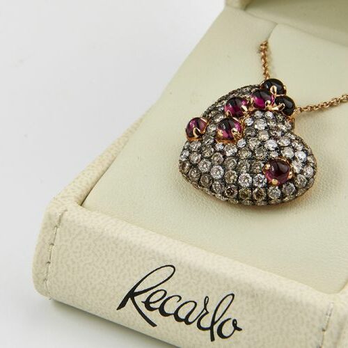 Pendente con catena in oro rosa e argento a forma di cuore con pavè di diamanti e rubelliti cabochon. Re Carlo, scatola e garanzia.