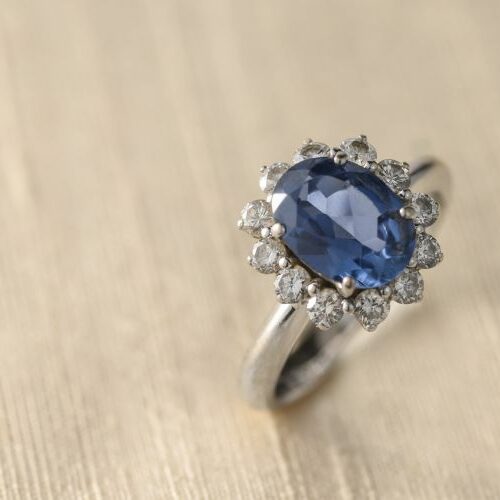 Anello in oro bianco 18 kt con zaffiro Ceylon e diamanti.