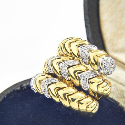 Anello modello Bulgari in oro giallo e brillanti.