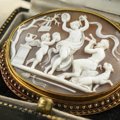 Spilla in oro e filigrana recante cammeo in conchiglia con scena mitologica. Italia, Epoca inizi ' 800