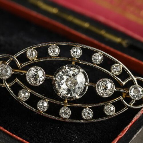 Spilla in platino e oro giallo a losanga con diamante di vecchio taglio centrale ct. 1 contornato da diamanti taglio vecchio ct. 0,80 complessivi. Epoca fine' 800