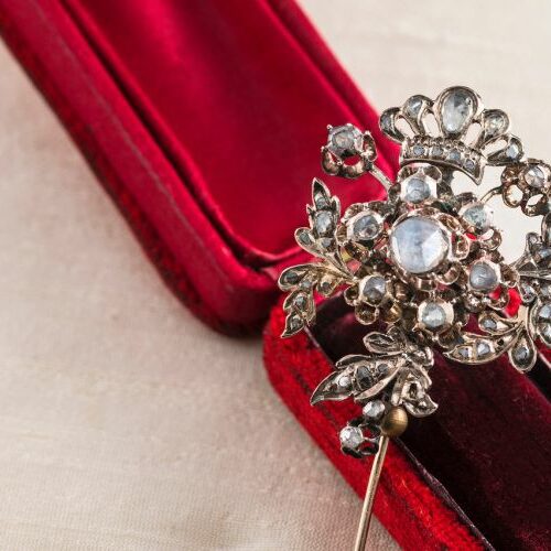Spillone in oro 14 kt con diamanti taglio a rosa. XIX secolo