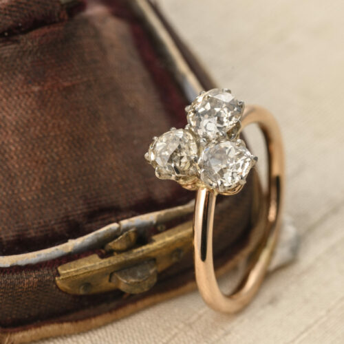 Anello in oro rosato 18 kt. recante 3 diamanti di vecchio taglio di ct. 1,90 totali. Epoca Vittoriana