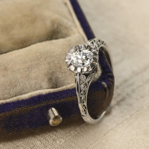 Anello solitario in oro bianco 18 kt. con diamante di taglio vecchio di ct. 0,70. Epoca 1930