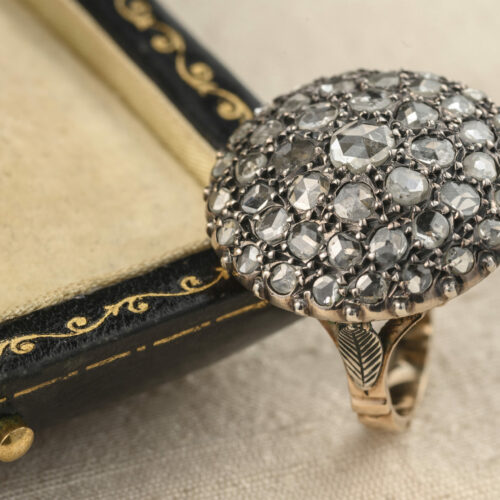 Anello in oro e argento a toppa con diamanti taglio rosetta a pavè. Epoca fine' 800