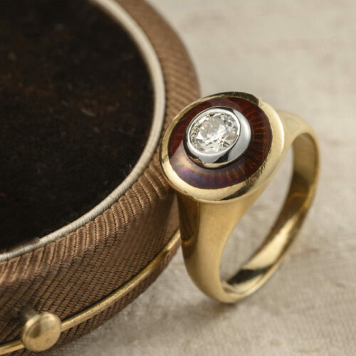 Anello in oro giallo 18 kt. con diamante taglio a brillante contornato da smalto rosso. Epoca 1960