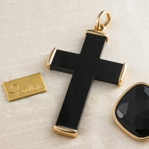 Ciondolo croce victoria in jet (giaietto nero) e oro 18 kt giallo - Pomellato